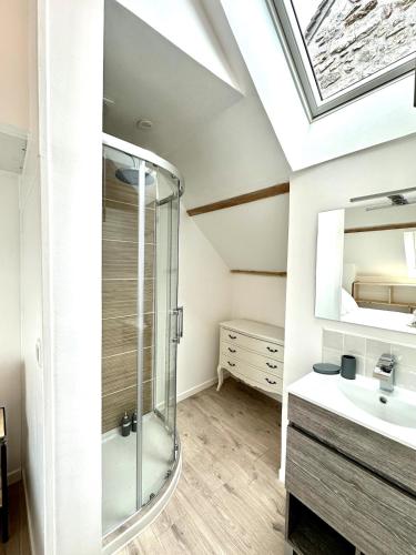 une salle de bain avec douche et lavabo dans l'établissement LE SLAVA - Maison de charme près de Barbizon, à Saint-Martin-en-Bière