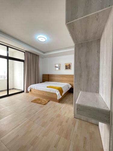 una camera da letto con un letto e una grande finestra di Bole ad Addis Abeba