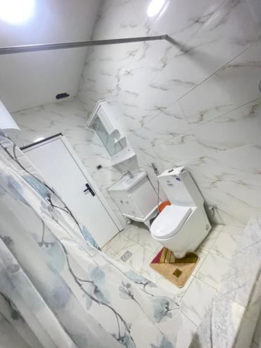un bagno con lavandino e WC di Bole ad Addis Abeba