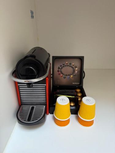 une petite radio avec deux tabourets et une télévision dans l'établissement Lille, appartement de charme, à Lille