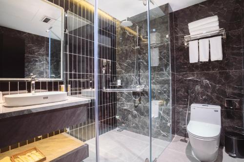 Ένα μπάνιο στο B I M Hạ Long Hotel