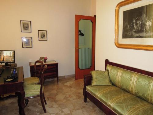 uma sala de estar com um sofá e uma mesa em Sole e Mare em Salerno
