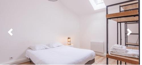 - une chambre blanche avec un lit et une étagère dans l'établissement Duplex tout confort, à Marpent