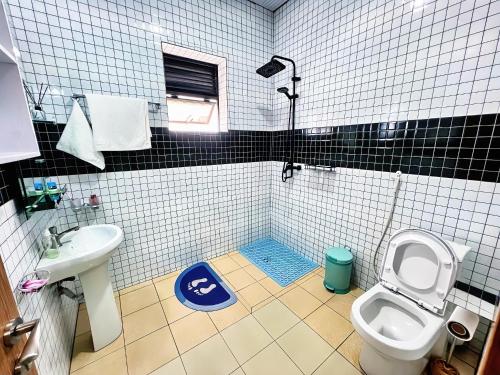 キガリにあるBnB MOUNTAIN VIEW - KIGALIのトイレと洗面台のある小さなバスルーム