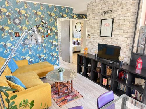 un salon avec un canapé et une table dans l'établissement Sweet Home-PARKING GRATUIT - Appartement-proche centre ville-2 chambres, à Aix-en-Provence