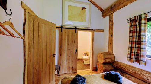 una habitación con una puerta que conduce a un baño en North Beer Lodge, en Boyton