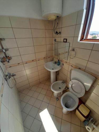 a bathroom with two toilets and a sink at Aleksi&Eli in Shkodër