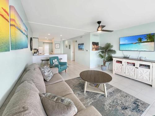 TV a/nebo společenská místnost v ubytování Beachside Condo with Pool and Ocean Views