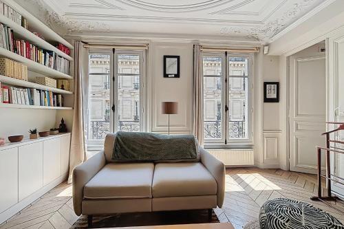 - un salon avec un canapé et des étagères dans l'établissement Charming apartment near Pigalle & Montmartre, à Paris