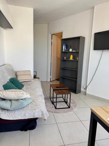 un salon avec un lit et une table dans l'établissement Pause a Mare Nostrum - Histoire de clés, au Cap d'Agde