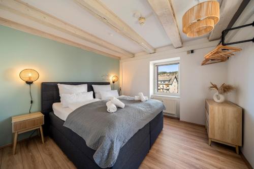 a bedroom with a large bed and a window at Modern & Groß, Heimkino mit Popcorn, Parken, nah am See, ideal für Familien in Lenzkirch