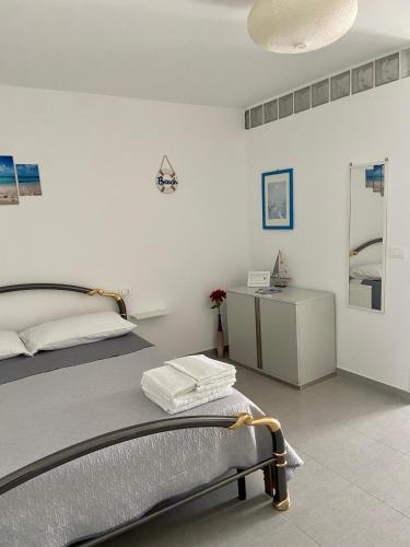 Ένα ή περισσότερα κρεβάτια σε δωμάτιο στο Milo's HOME