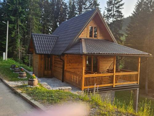 ノヴァ・ヴァロシュにあるBrvnara Vukovineの黒屋根の大きな木造キャビン
