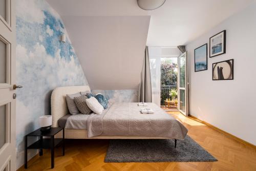 Giường trong phòng chung tại Warm & cosy 2-store 3-BR House with fireplace, living room, garden, terrace, balcony & parking 30 minutes from Warsaw Centre