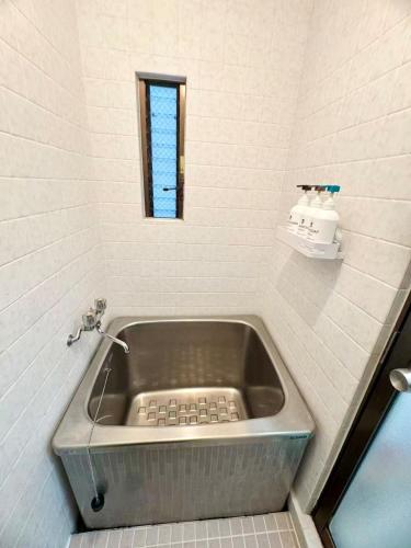 AiES Yotsugi, 8-minute walk from Yotsugi Station, 2 bedrooms, 4 rooms, free parking, direct access to the airport, Tokyo Skytree, Asakusa, Ginza, near shopping malls, parks, and the hometown of Tsubasa Ozora