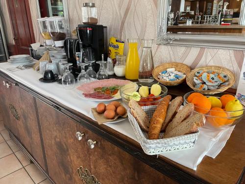 a buffet with bread and other foods on a counter at Vadász Panzió és Étterem in Szombathely