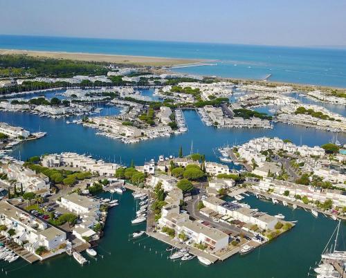 une vue aérienne d'un port avec des bateaux dans l'eau dans l'établissement L'Escale Port-Camargue Grau du Roi, au Grau-du-Roi