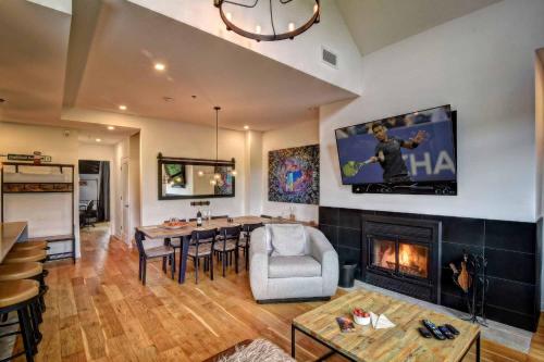 TV a/nebo společenská místnost v ubytování TREMBLANT-LES-EAUX 211-5 TLE E - Mont-Tremblant