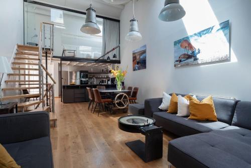 un salon avec un canapé et une table dans l'établissement Villa Le Loft by Festif Azur 4 stars house with garden, 5 min walk from Palais des Festivals, beaches and Croisette, à Cannes