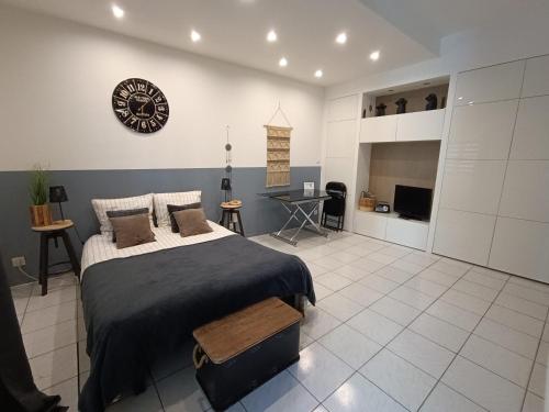 Postel nebo postele na pokoji v ubytování Le Colonel, Studio au Cœur du village en rez-de-chaussée d'une ancienne maison