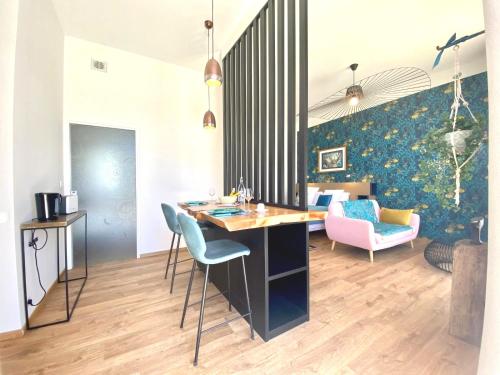 Cette chambre comprend un bureau et des chaises. dans l'établissement Studio Myrtilles - Plage et commerces à proximité, à La Bernerie-en-Retz