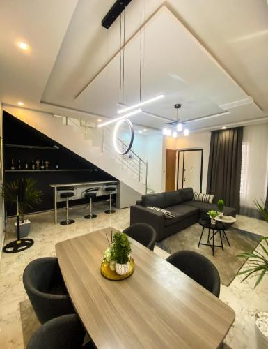 Χώρος καθιστικού στο Care And Essential Apartment