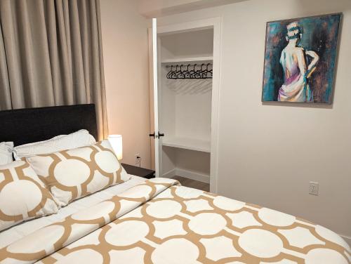 Katil atau katil-katil dalam bilik di Luxury Guest Suite in Calgary