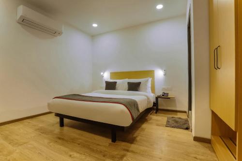 a bedroom with a bed in a room at Super Townhouse Prithvi Resort Near Phoenix Palassio in Lucknow