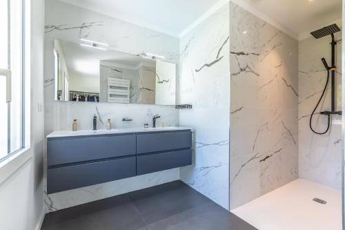 ein Badezimmer mit blauem Waschbecken und Dusche in der Unterkunft Villa Noa - Superbe villa piscine 8 personnes in Biarritz