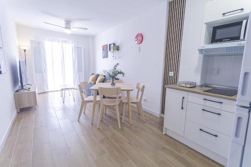 a kitchen and dining room with a table and chairs at Marimel Nerja Alojamientos in Nerja