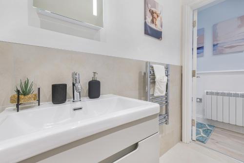 Bartholomews Seaside Serenity - 2BR Flat - Sleeps 4 photo 8