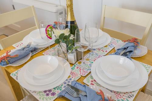Bartholomews Seaside Serenity - 2BR Flat - Sleeps 4 photo 36