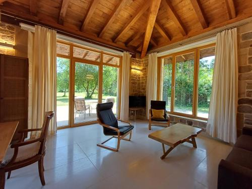 TV a/nebo společenská místnost v ubytování Apartamento en casa de campo Villa Haritza junto al mar