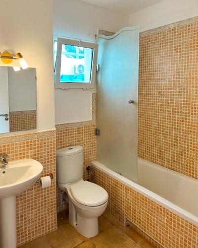 a bathroom with a toilet and a sink at Alcudia Smir Complex piedras del Mar in Fnidek