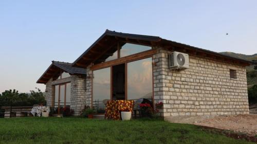 a small brick house with a window and a speaker at Ballkoni i Goricës in Goricë