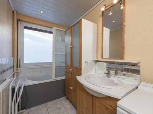 Kúpeľňa v ubytovaní Spacieux appartement avec balcon, 3 pièces, 8 pers., au pied des pistes, proche commerces et services - FR-1-502-440
