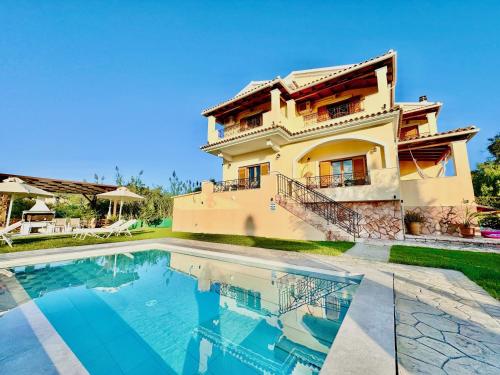 Bazén v ubytovaní Luxury Villa Makris with private heatable pool by DadoVillas alebo v jeho blízkosti
