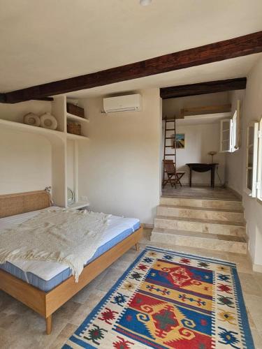 - une chambre avec un lit, un tapis et une table dans l'établissement Lovely old town house sea view, 1br AC, pool,sauna, à Cagnes-sur-Mer