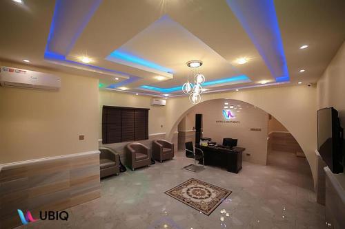 eine Lobby mit einem Wartezimmer mit blauen Lichtern in der Unterkunft Ubiq Suites and Apartments - Abuja in Abuja