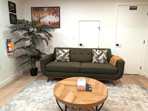 Ruang duduk di Luxury Guest Suite in Calgary
