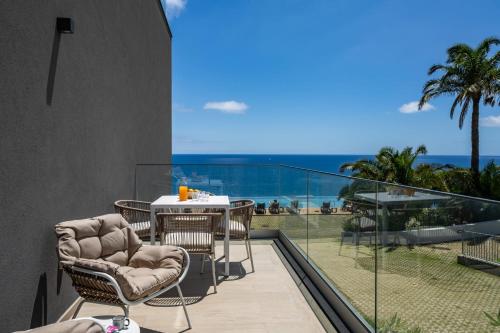 Acqua Residence VIII by an island apart