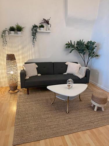 un salon avec un canapé et une table dans l'établissement Le Futé - Le nid d'Avignon - WiFi - 2 chambres, à Avignon