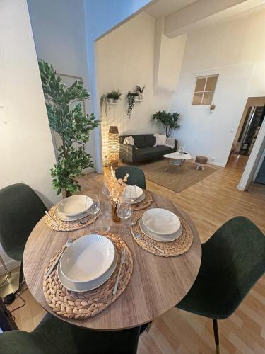 une salle à manger avec une table et des chaises en bois dans l'établissement Le Futé - Le nid d'Avignon - WiFi - 2 chambres, à Avignon