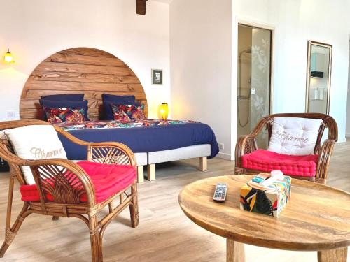 une chambre avec un lit, une table et des chaises dans l'établissement Studio Framboises - Plage et commerces à proximité, à La Bernerie-en-Retz