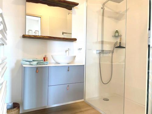 une salle de bain avec un lavabo et une douche dans l'établissement Studio Framboises - Plage et commerces à proximité, à La Bernerie-en-Retz
