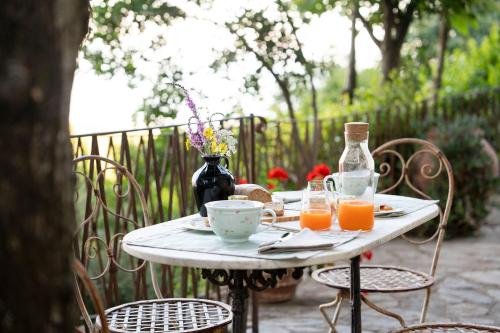 a table with two glasses of orange juice on it at La Casa sul Forte in Seravezza