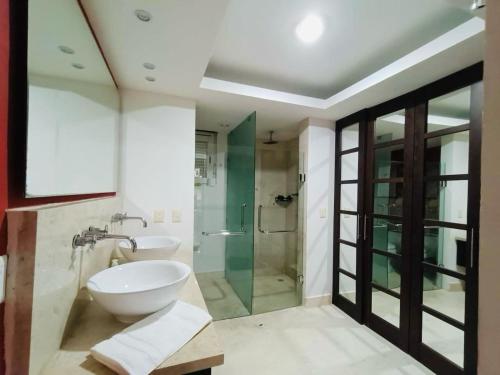 a bathroom with a sink and a glass shower at Hermoso condominio in Cancún
