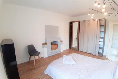 une chambre blanche avec un lit et une chaise dans l'établissement Nunzia - City center Spacious Near train station, à Ajaccio