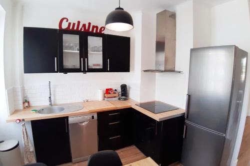 une petite cuisine avec un évier et un réfrigérateur dans l'établissement Nunzia - City center Spacious Near train station, à Ajaccio