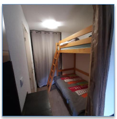Cette petite chambre dispose de lits superposés et d'une échelle. dans l'établissement Studio pied des pistes - Bernex, à Bernex